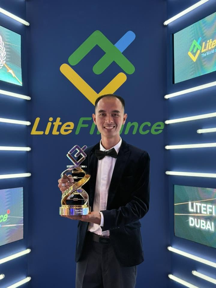 Athika holding a trophy at a LiteFinance event in Dubai